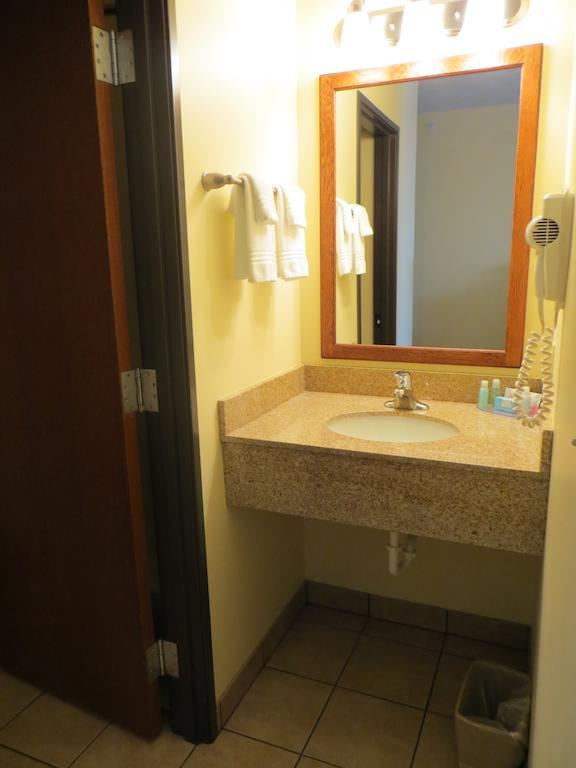 The Edgewood Hotel And Suites Fairbury Ngoại thất bức ảnh