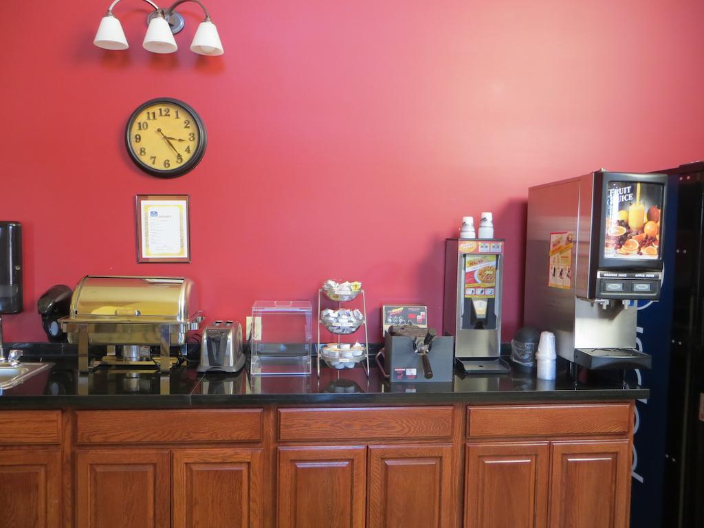 The Edgewood Hotel And Suites Fairbury Ngoại thất bức ảnh