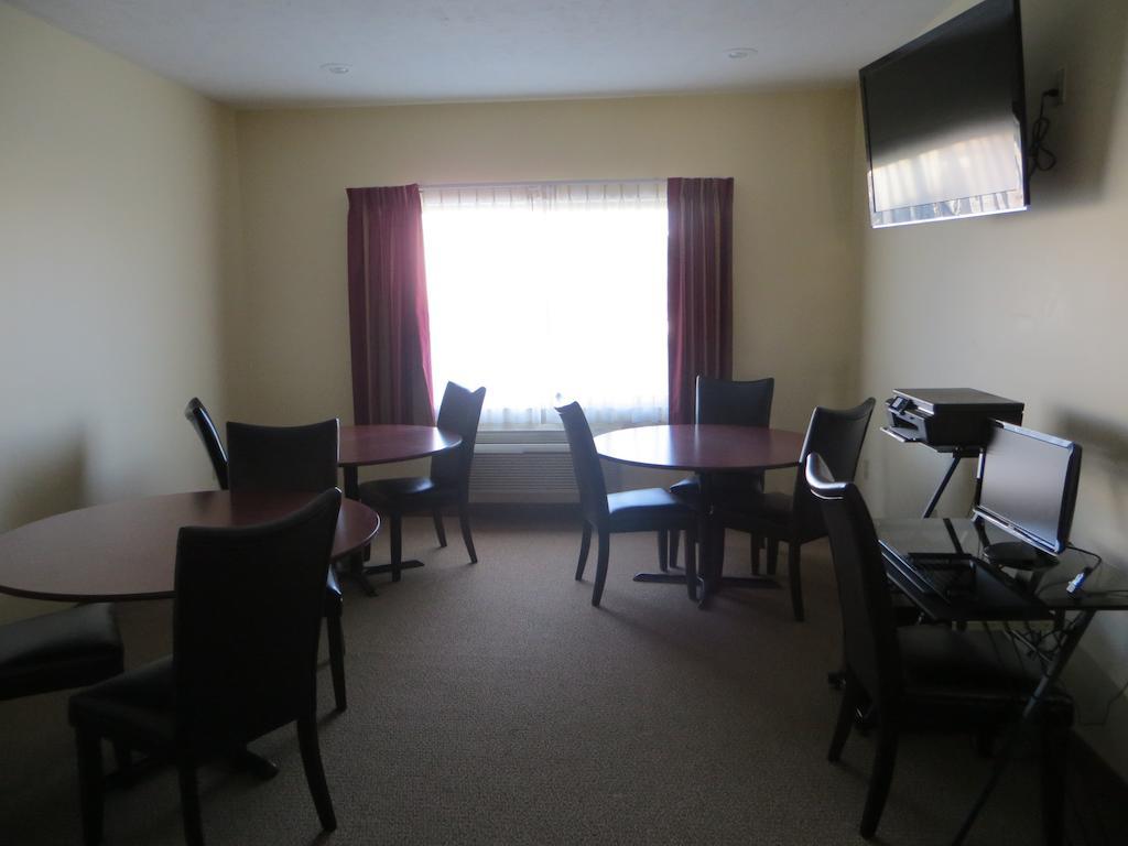 The Edgewood Hotel And Suites Fairbury Ngoại thất bức ảnh