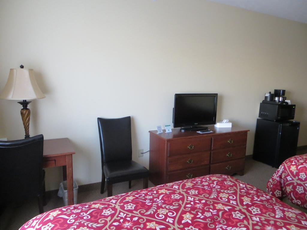 The Edgewood Hotel And Suites Fairbury Phòng bức ảnh