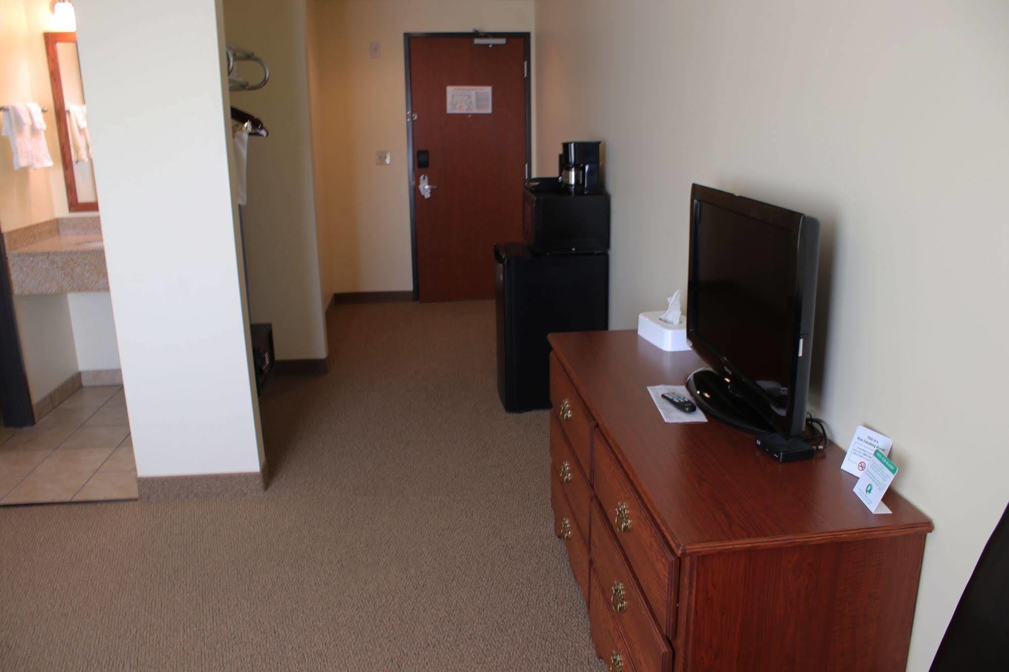 The Edgewood Hotel And Suites Fairbury Ngoại thất bức ảnh