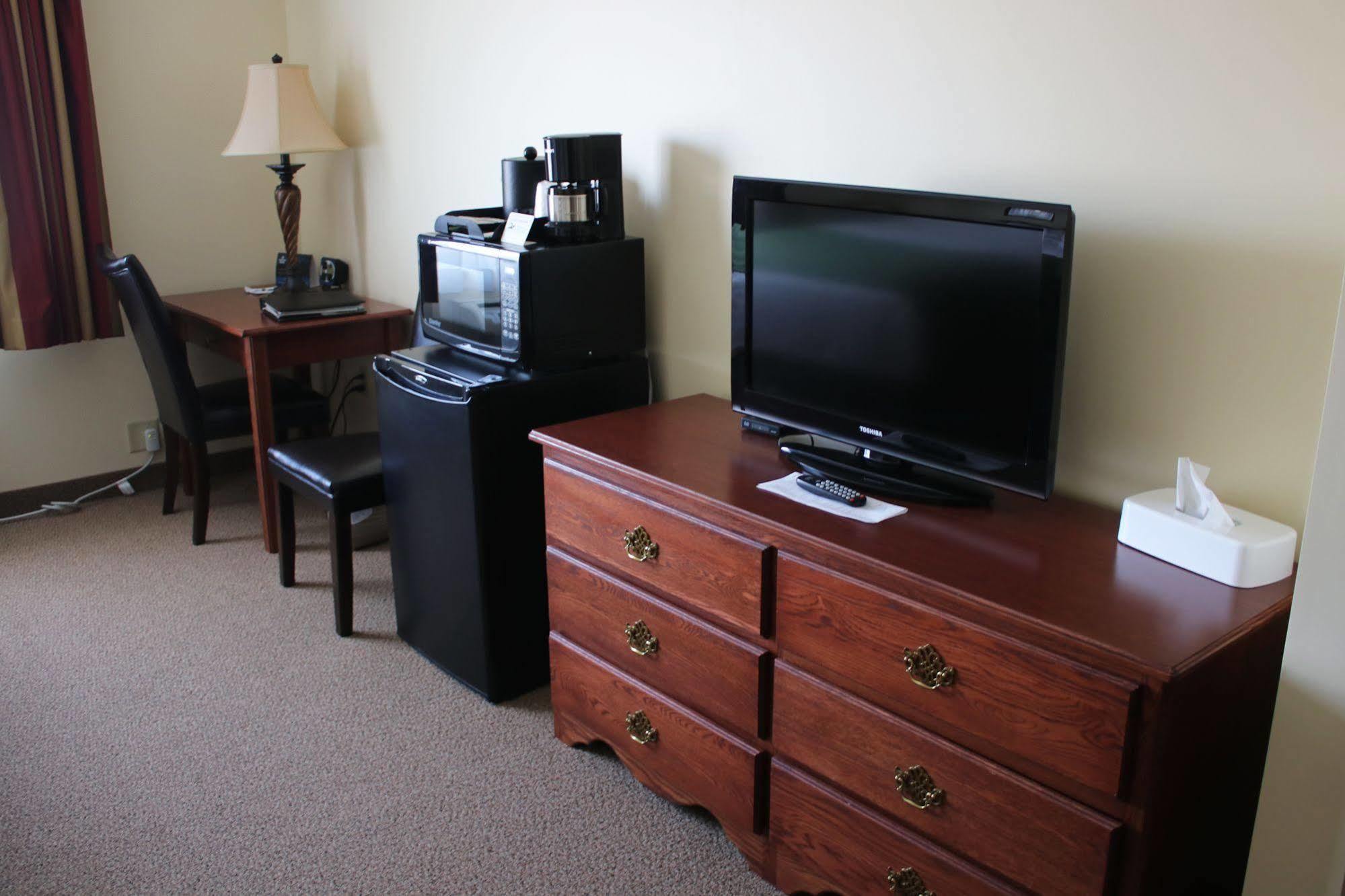 The Edgewood Hotel And Suites Fairbury Ngoại thất bức ảnh