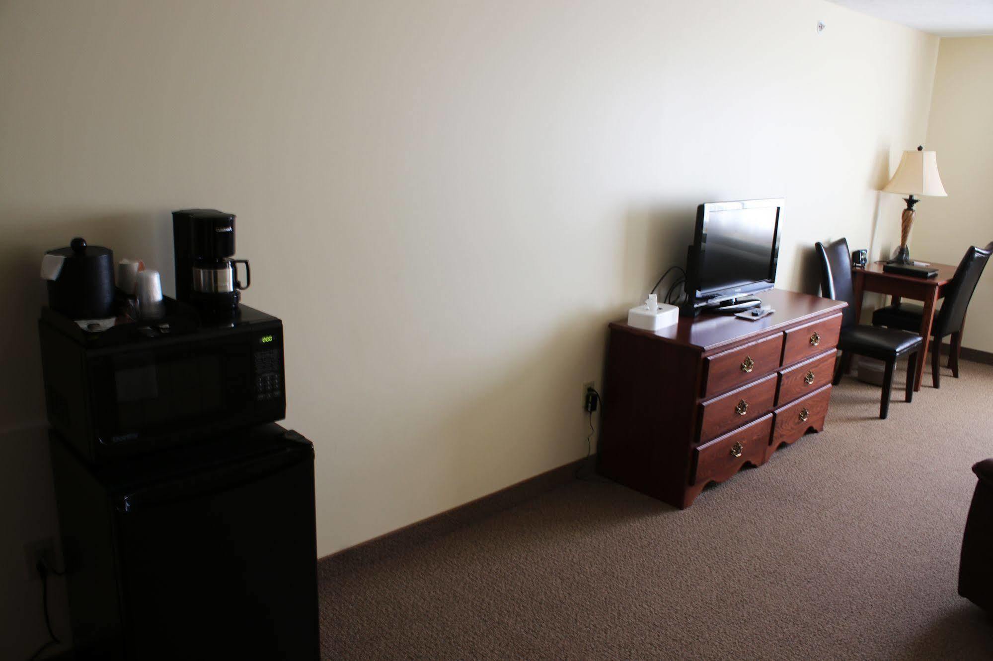 The Edgewood Hotel And Suites Fairbury Ngoại thất bức ảnh