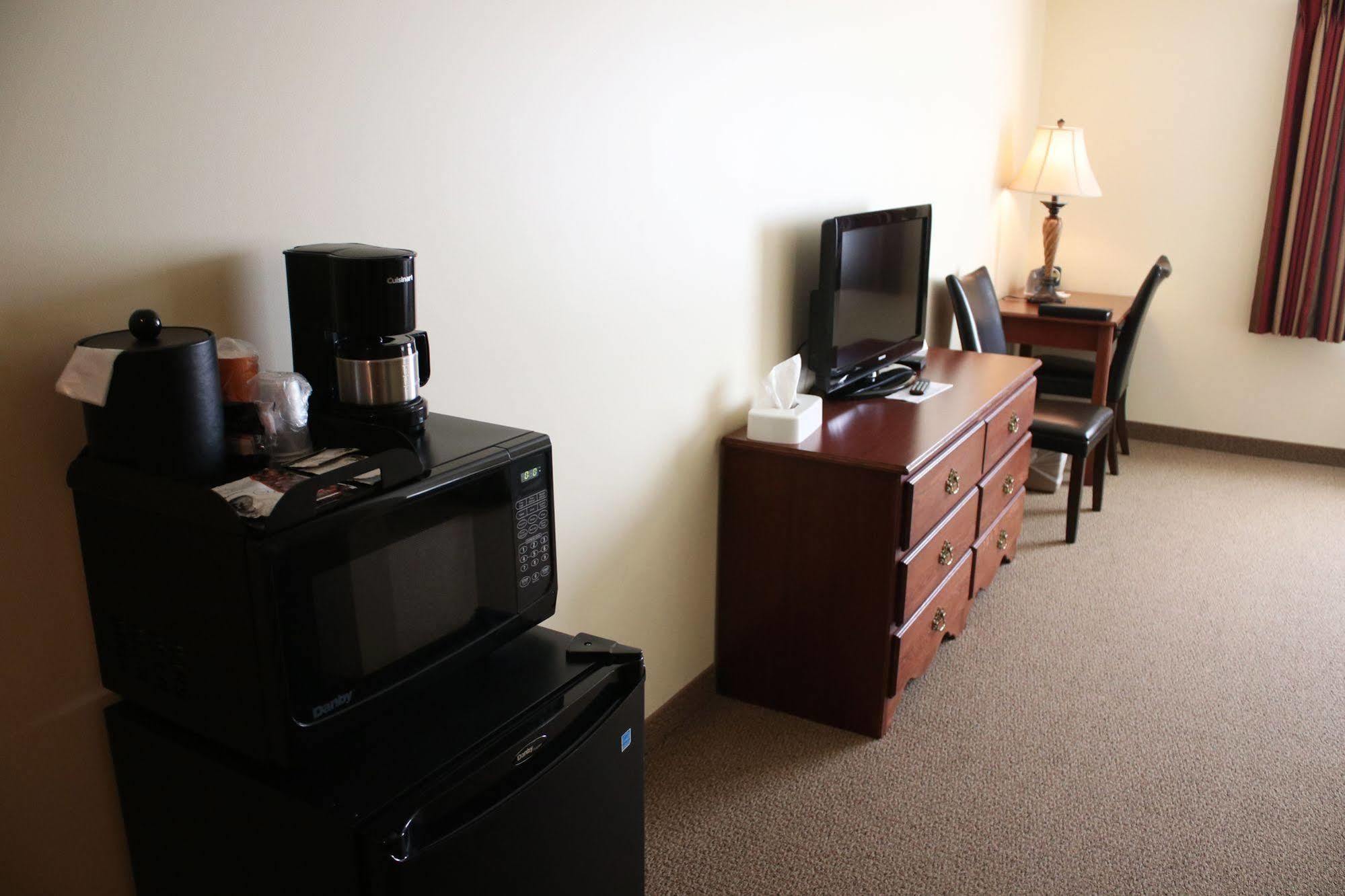 The Edgewood Hotel And Suites Fairbury Ngoại thất bức ảnh