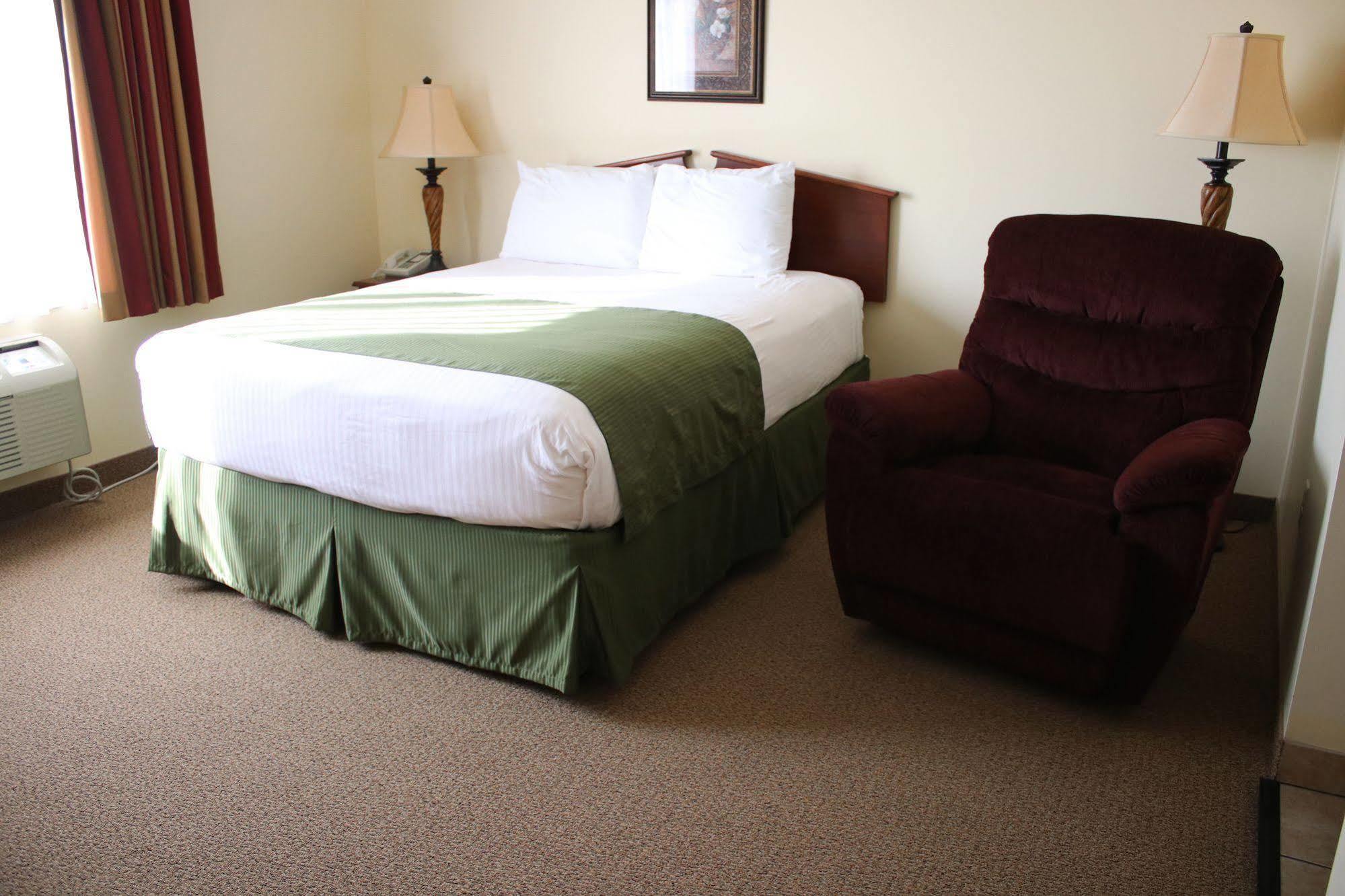 The Edgewood Hotel And Suites Fairbury Ngoại thất bức ảnh