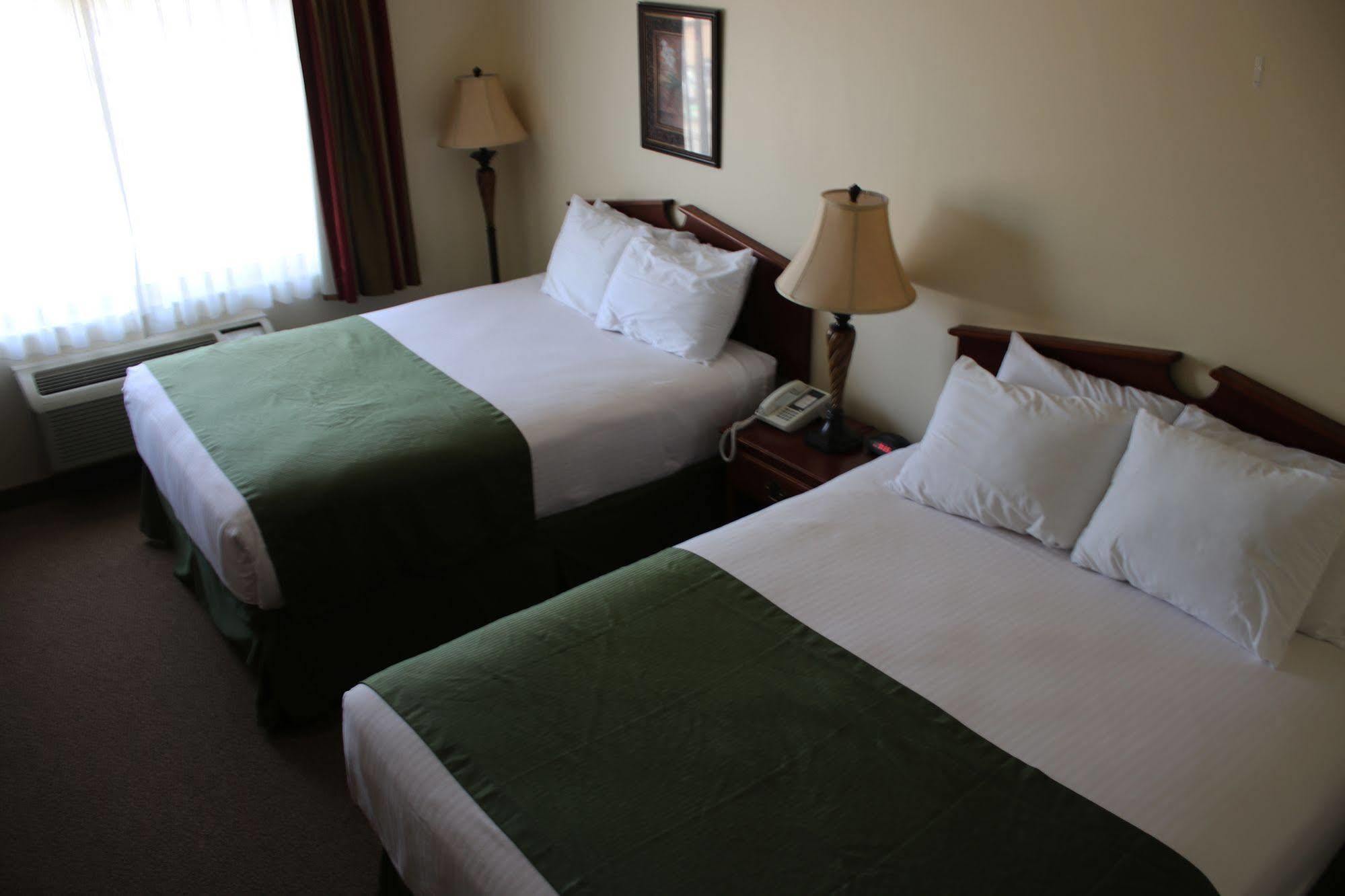 The Edgewood Hotel And Suites Fairbury Ngoại thất bức ảnh