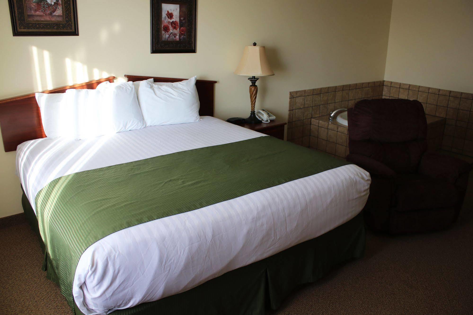 The Edgewood Hotel And Suites Fairbury Ngoại thất bức ảnh