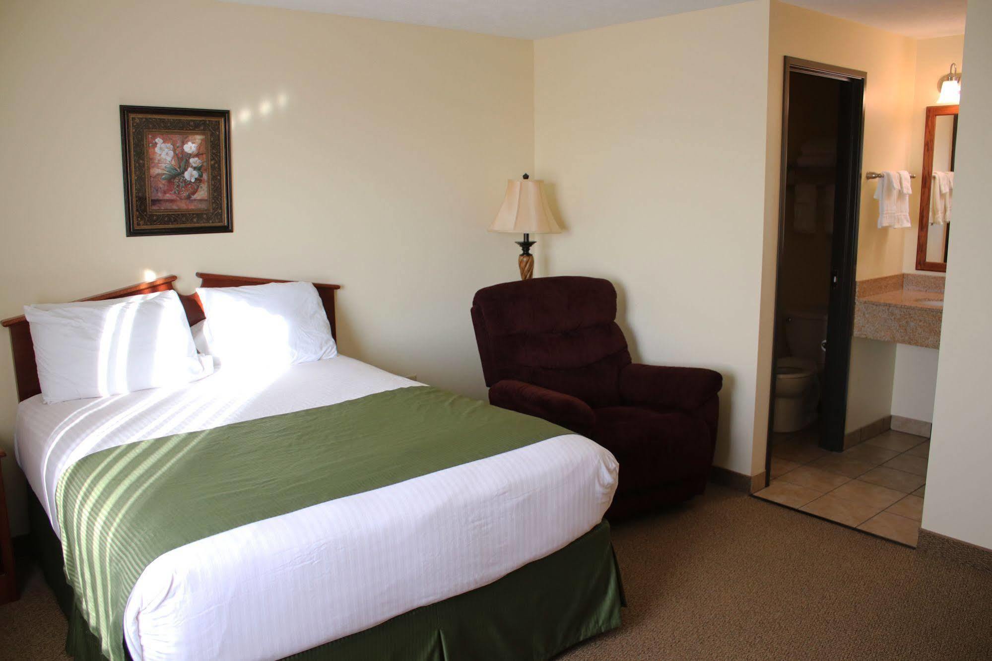 The Edgewood Hotel And Suites Fairbury Ngoại thất bức ảnh