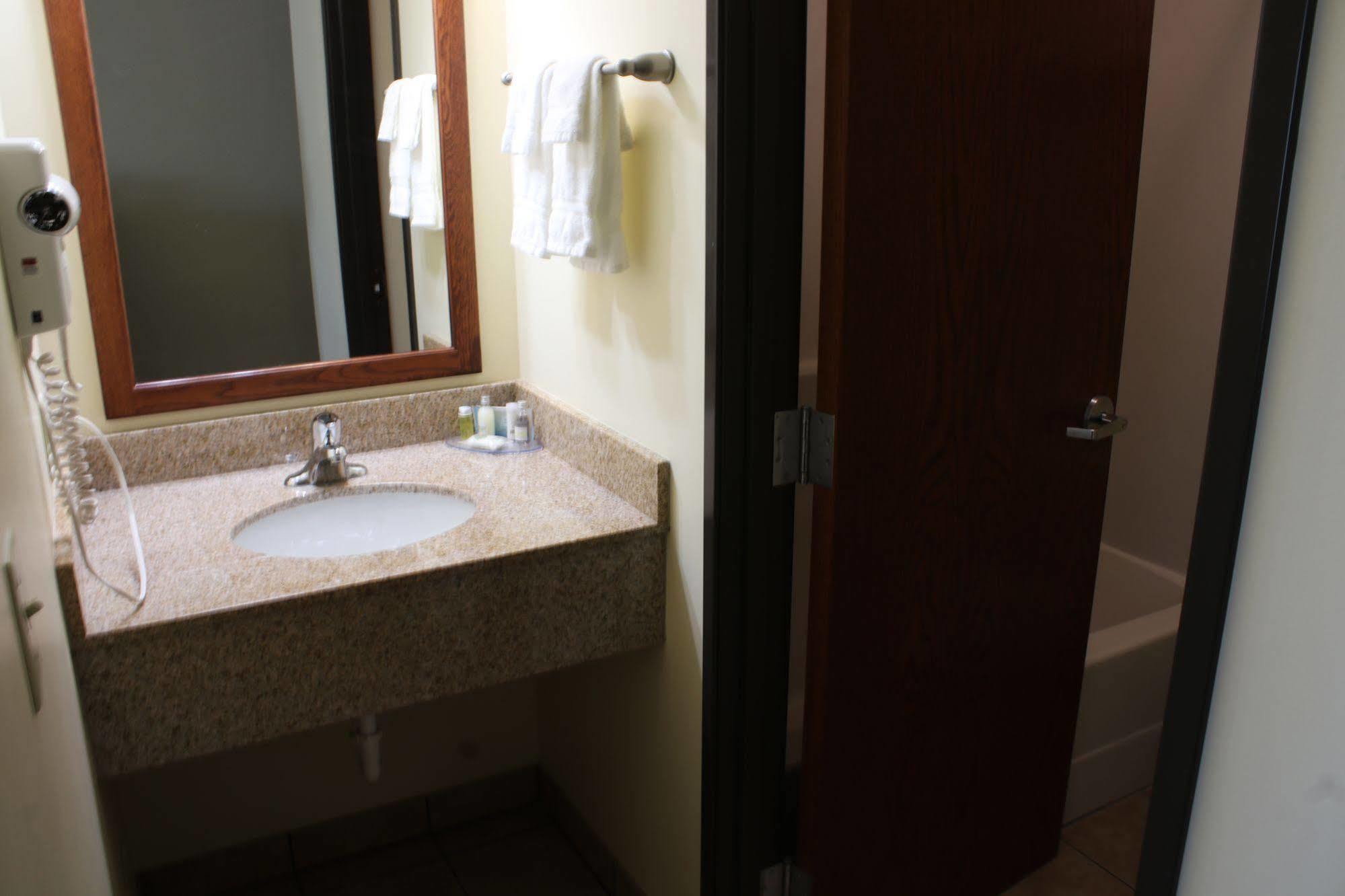 The Edgewood Hotel And Suites Fairbury Ngoại thất bức ảnh