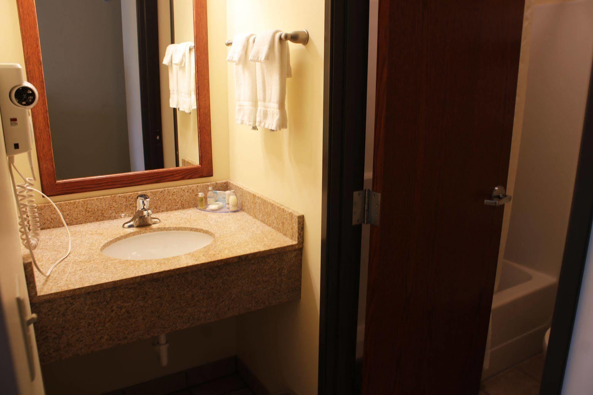 The Edgewood Hotel And Suites Fairbury Ngoại thất bức ảnh