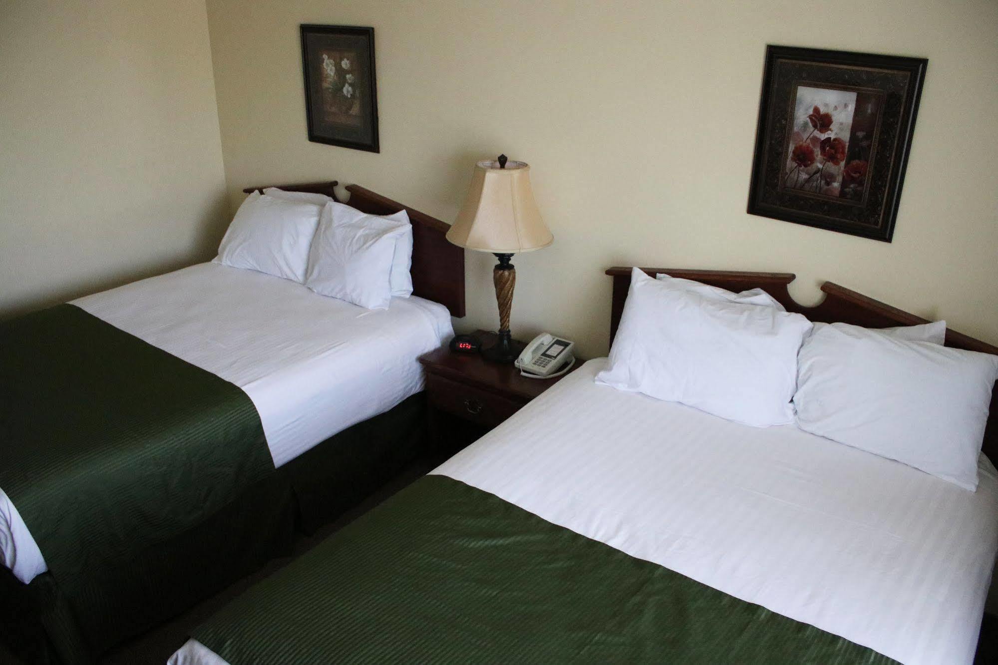 The Edgewood Hotel And Suites Fairbury Ngoại thất bức ảnh