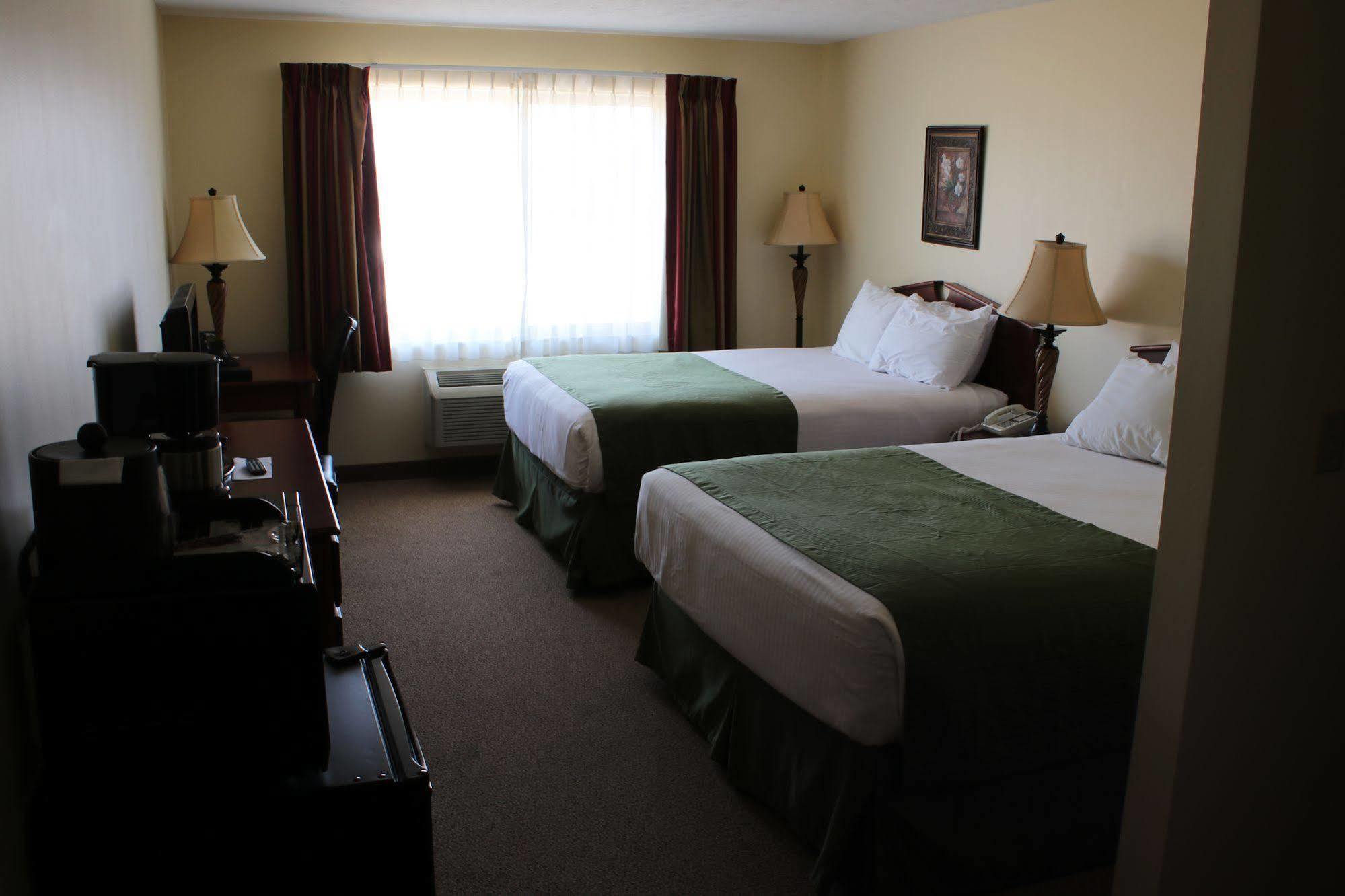 The Edgewood Hotel And Suites Fairbury Ngoại thất bức ảnh