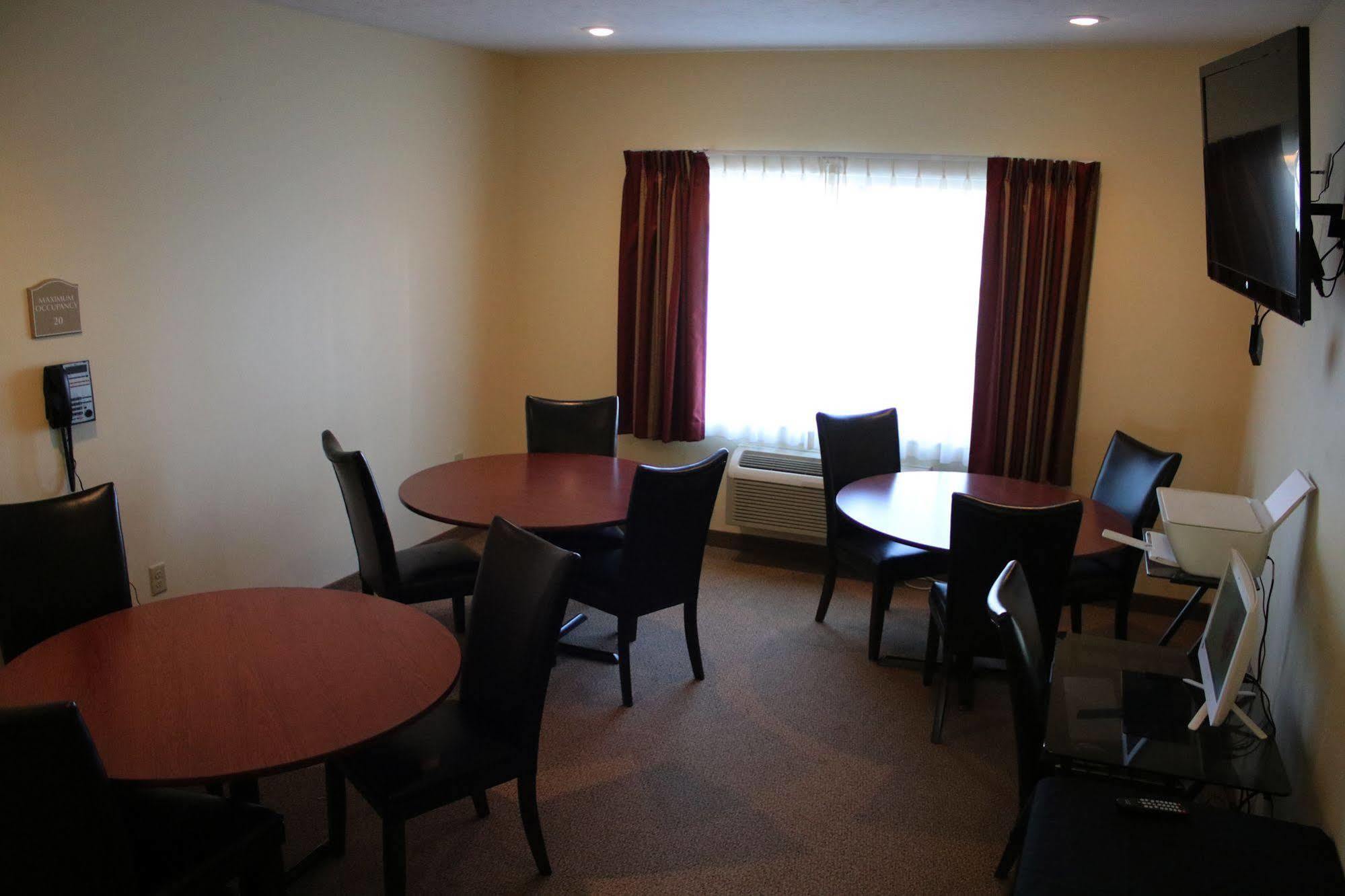 The Edgewood Hotel And Suites Fairbury Ngoại thất bức ảnh