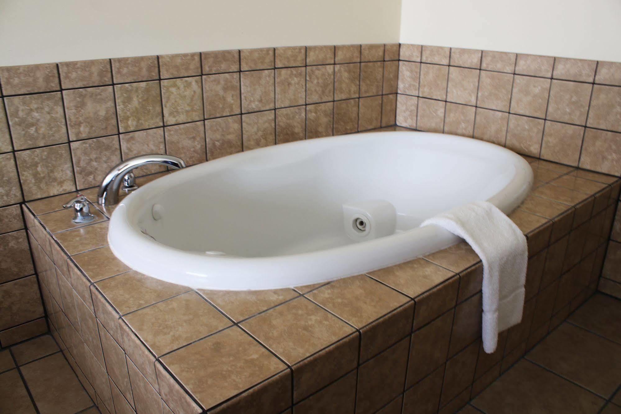 The Edgewood Hotel And Suites Fairbury Ngoại thất bức ảnh