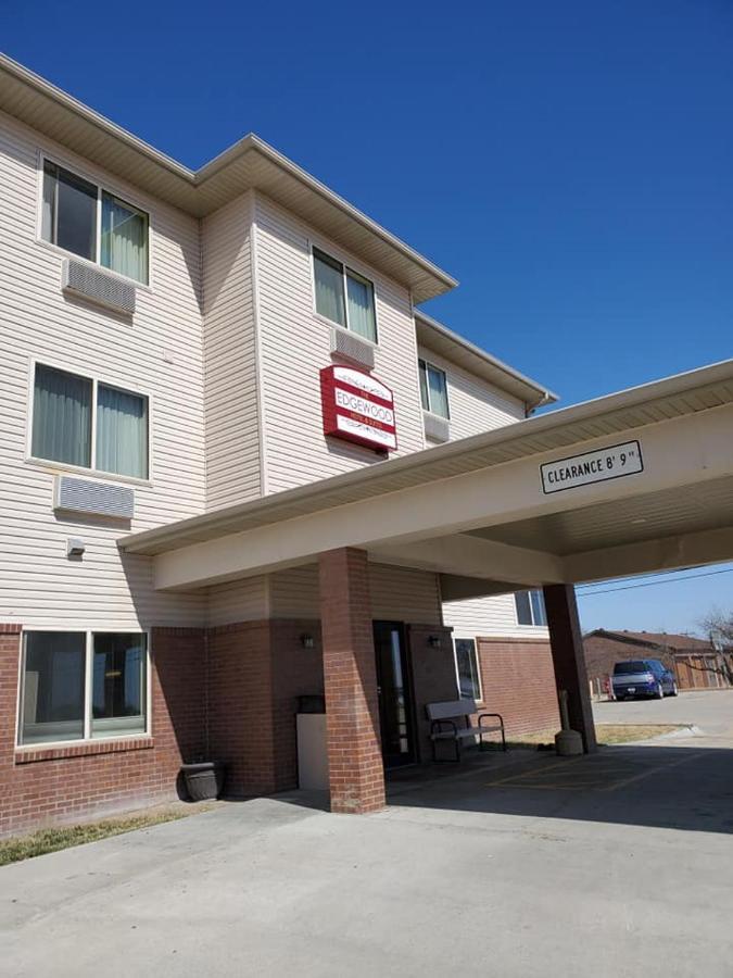 The Edgewood Hotel And Suites Fairbury Ngoại thất bức ảnh