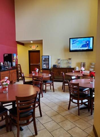 The Edgewood Hotel And Suites Fairbury Ngoại thất bức ảnh